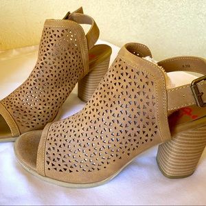 Woman’s peep toe fall shoes